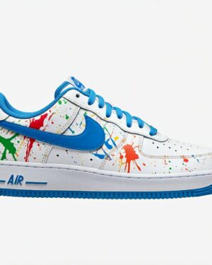 Sneaker macchie e swoosh azzurro